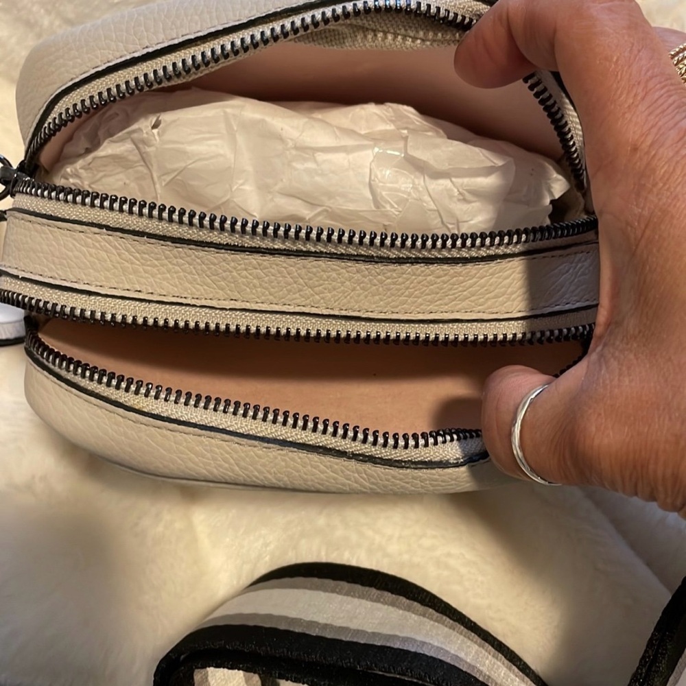 Alan camera
Crossbody bag